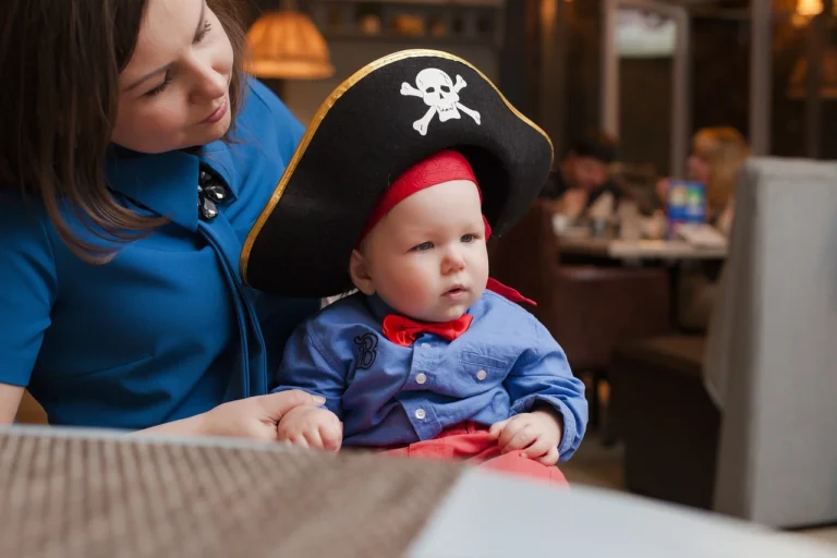 Mutter Baby mit Piratenhut