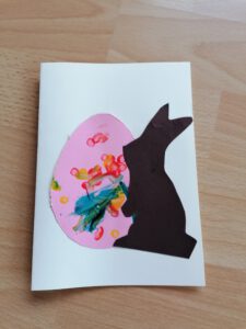 Buntes Bild mit Osterei und Osterhase